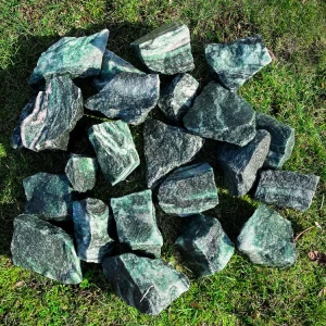 surowy-fuksyt-kamien-naturalny-do-ciecia (1).webp