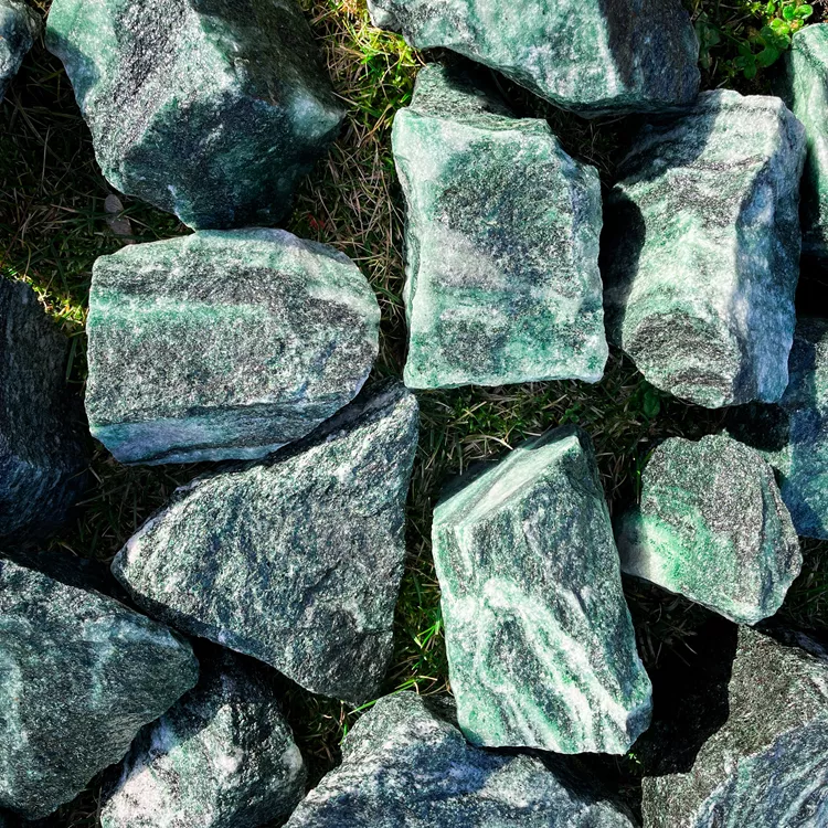surowy-fuksyt-kamien-naturalny-do-ciecia (2).webp