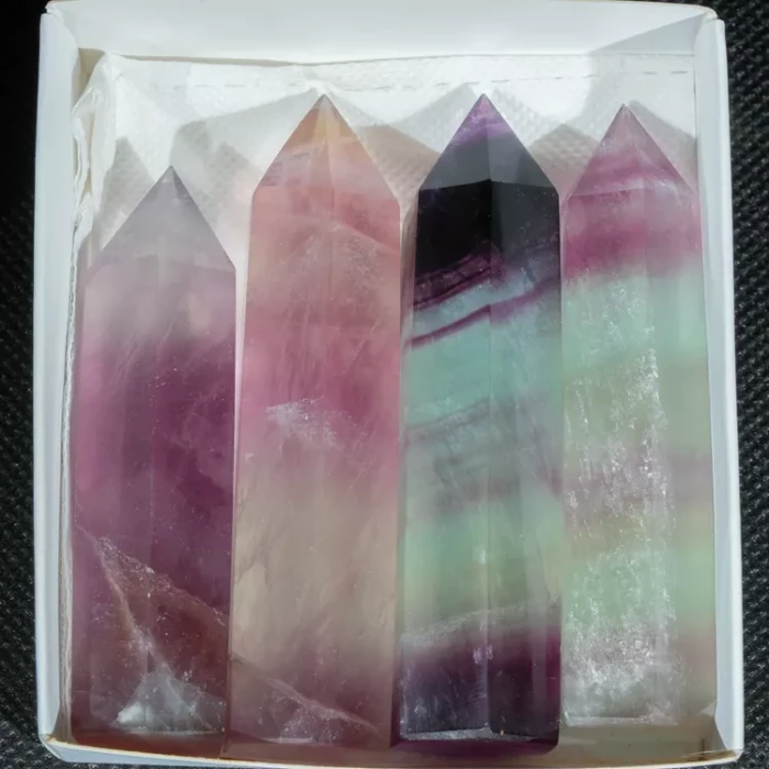 fluoryt-naturalny-obelisk-teczowy (1).webp