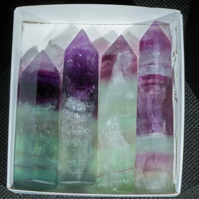 fluoryt-naturalny-obelisk-teczowy (2).webp