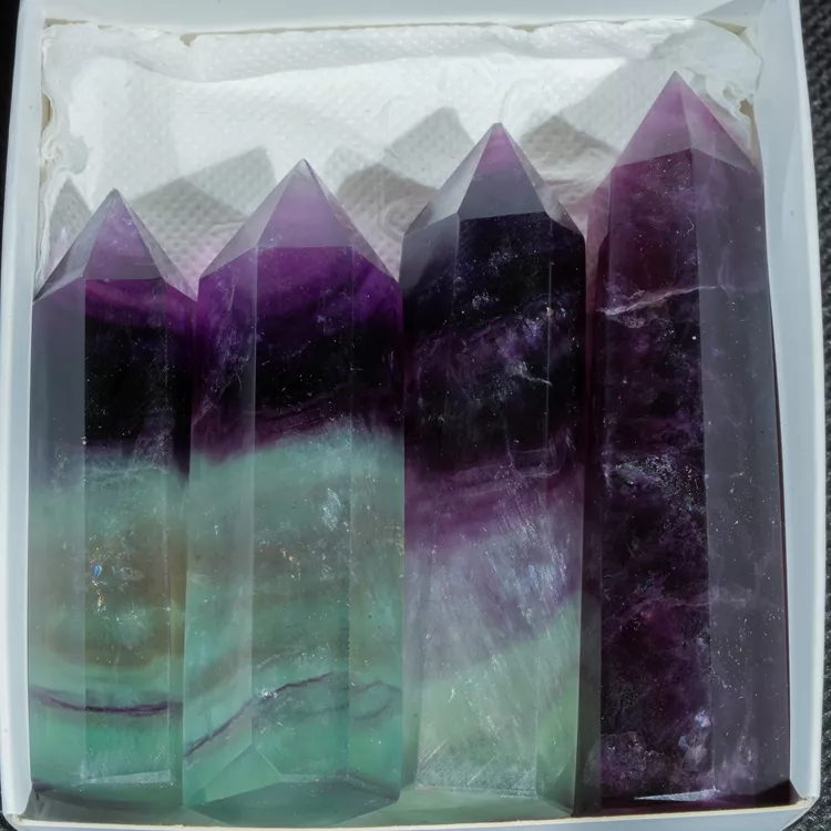 fluoryt-naturalny-obelisk-teczowy (3).webp